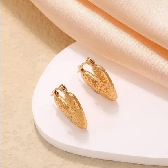 NEW💎18K Gold Plated Heart Hoop Earrings* - Picture 6 of 8